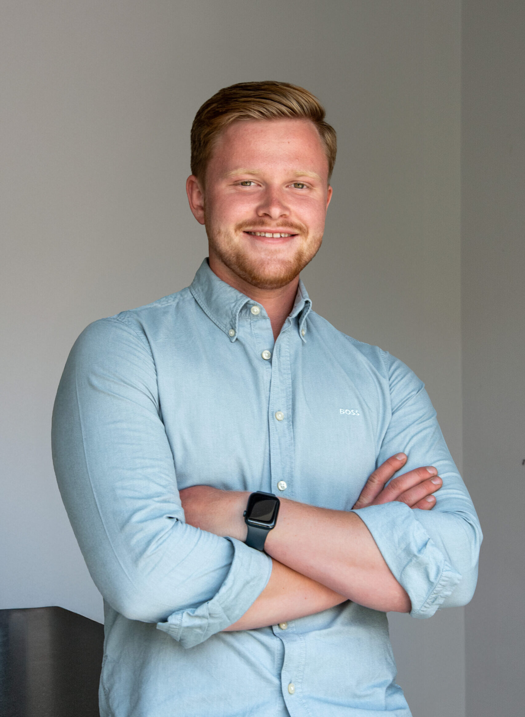 Professionell medarbetare på IHMAB – expert inom projektledning, teamarbete och byggprojekt, fotograferad i en ljus miljö. Symboliserar trygghet, kompetens och effektiv kommunikation.